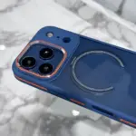 IPHONE17PRO/PM 雙色金甲造型磁吸殼（黑/藍）
